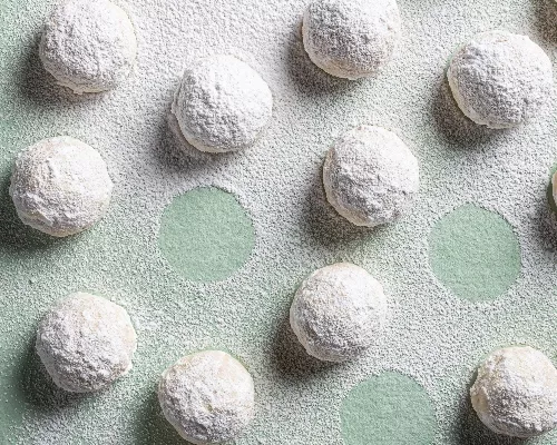 Biscuits boules de neige saupoudrés de sucre à glacer
