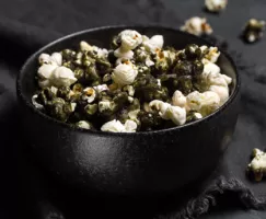 Maïs soufflé au caramel noir au matcha dans un bol noir