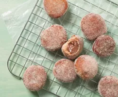 Beignets à la crème au chocolat et cardamome