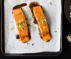 Saumon à l'asiatique avec peau croustillante
