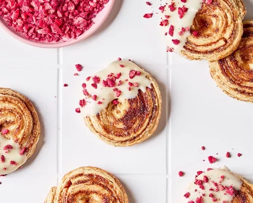Biscuits à la pâte feuilletée aux framboises