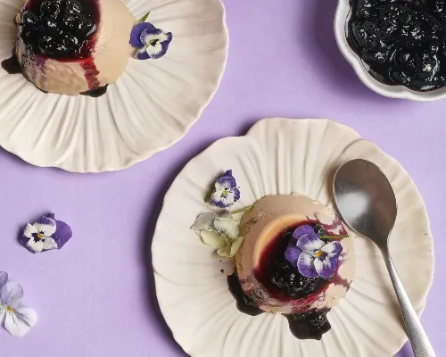 Panna cotta au thé Earl Grey avec compote de bleuets