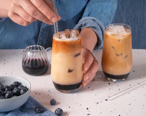 Latté glacé aux bleuets